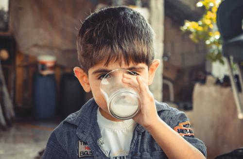 La leche puede hidratar más que el agua pura por el sodio que contiene. (Fotos: Pexels) 