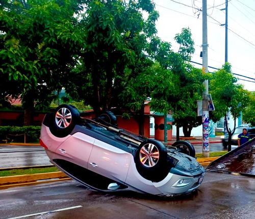 El carro volcó en zona 10. (Foto: Amilcar Montejo)