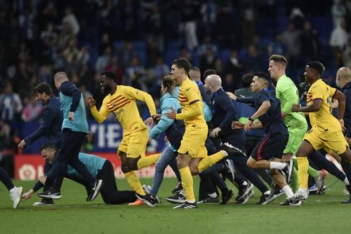 Momento en que los jugadores y cuerpo técnico del Barcelona huyen tras la invasión de la cancha de los ultras del Espanyol. (Foto: AFP)