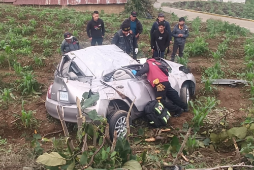 El vehículo quedó destruido a causa del impacto. (Foto: Bomberos Voluntarios)
