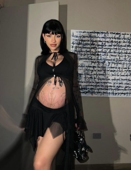 Esta nueva fotografía de Cazzu embarazada deja ver sus tatuajes. (Foto: Instagram/@Cazzu) 