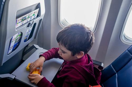 Es necesario que seas empático, principalmente con los niños en el vuelo. (Foto: Pexels)