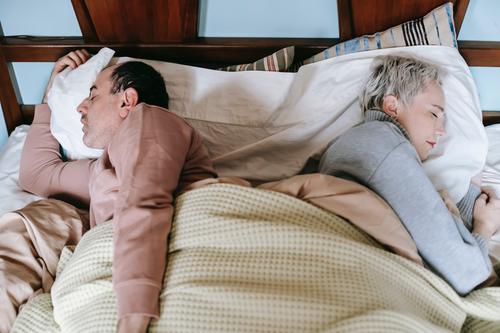 Dormir de lado puede ser uno de los factores que lo causan. (Foto: Pexels)