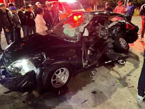 El auto quedó completamente destruido. (Foto: Redes Sociales)
