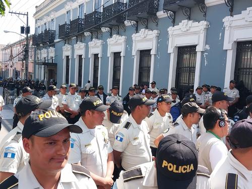 Elementos policiales se han apostado a dos cuadras a la redonda del Palacio Legislativo. (Foto: Cortesía)