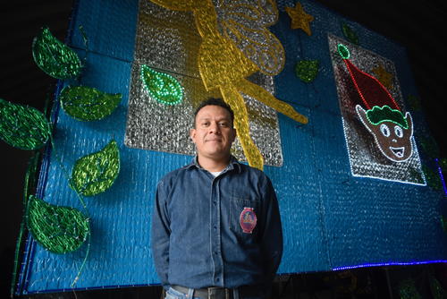 Milton Hernández es uno de los herreros del proyecto. (Foto: Wilder López/Soy502)
