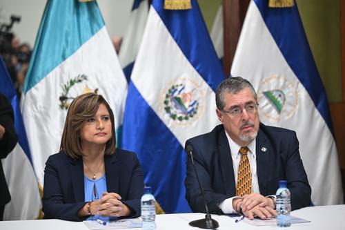El presidente electo Bernardo Arévalo y Karin Herrera, vicepresidenta electa, se reúnen con magistrados del TSE. (Foto: Prensa Comunitaria)