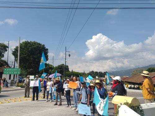 Manifestantes bloquean el ingreso a la Antigua Guatemala, Sacatepéquez.