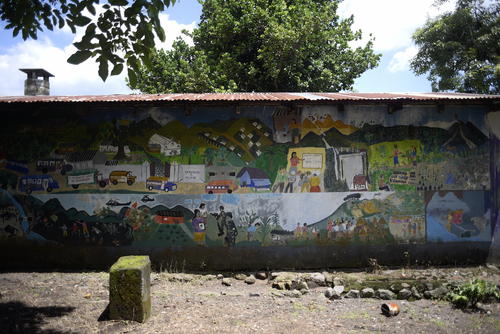 El mural está pintado en la entrada de la Finca La Nueva Trinidad, en él se refleja el éxodo que ha enfrentado esa comunidad desde tiempos de la guerra interna. (Foto: Wilder López/Soy502)