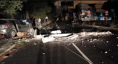 El auto colisionó contra un poste de electricidad. (Foto: Cortesía)