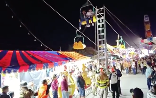 Cuatro personas quedaron atrapadas en lo alto. (Foto: captura de video)