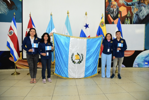 Marco viajó a El Salvador junto a sus profesoras mentoras. (Foto: Flor de María Lara)