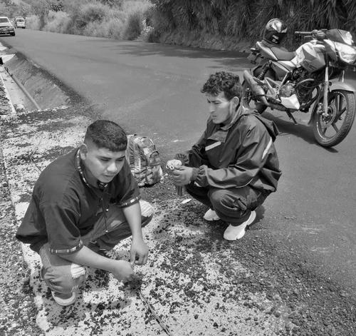 Los jóvenes fueron quemados vivos, eran acusados de dispararle a una mujer comerciante. (Foto: redes sociales)