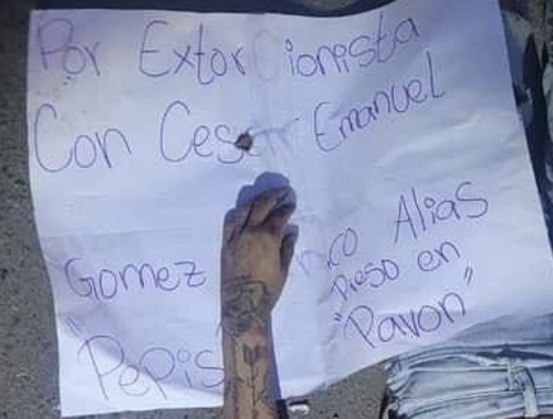 Un cartel fue abandonado sobre el cuerpo sin vida de una mujer hallada en cercanías a la avenida Petapa. (Foto: redes sociales)