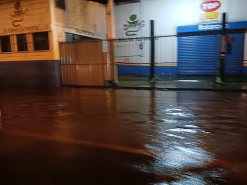 Varias calles aledañas al Anillo Periférico también se ven afectadas por las inundaciones. (Foto: Verónica Gamboa/Soy502)