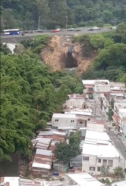 El agujero en Calzada La Paz el 26 de agosto. (Foto: captura de video)