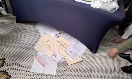 Los fiscales del MP dejaron tirados en el piso documentos del TSE. (Foto: captura de video)