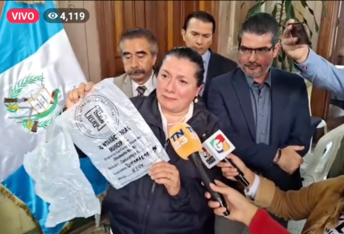 La magistrada Blanca Alfaro muestra que los identificadores de cada bolsa con material electoral fueron arrancados. (Foto: captura de video)