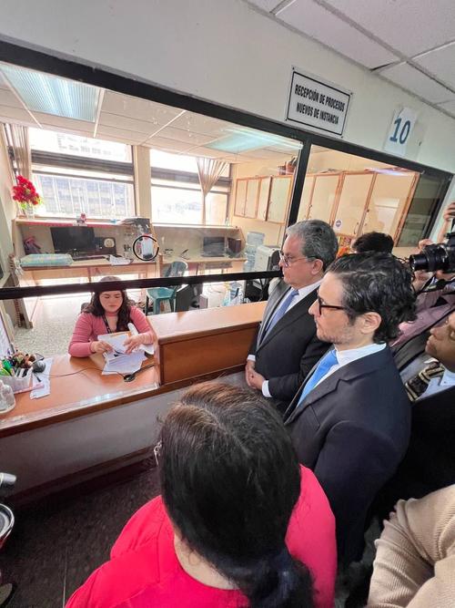 Los titulares de la PGN y del Ministerio de Salud presentaron la denuncia penal en la Torre de Tribunales. (Foto: Gobierno de Guatemala)