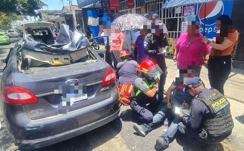 Así quedó el vehículo sobre el que pasó encima un conductor en aparente estado de ebriedad. (Foto: Bomberos Municipales de Mixco)