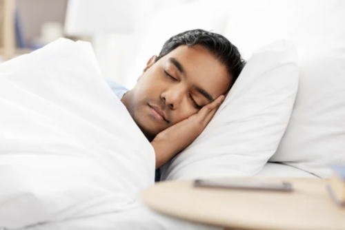 Dormir de lado es una postura aconsejable para dejar de roncar. (Foto: DepositPhotos)