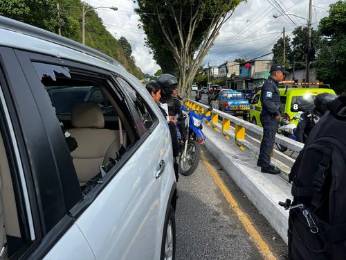 Así quedó el vehículo tras el ataque en medio del tránsito en el kilómetro 5.5 de la ruta al Atlántico. (Foto: Bomberos Municipales)