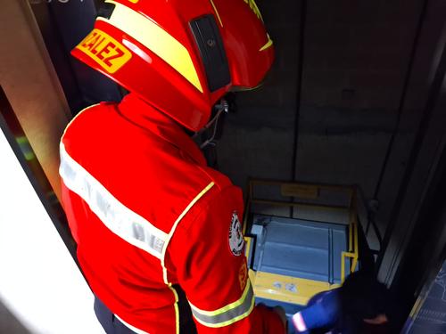 Las personas quedaron atrapadas durante el apagón que se registró este 2 de agosto. (Foto: Bomberos Municipales)