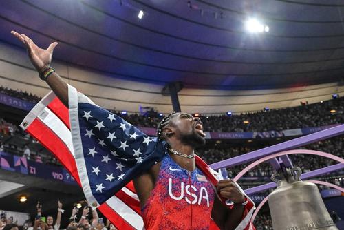 La celebración del triunfo de Noah Lyles. (Foto: AFP/Soy502)