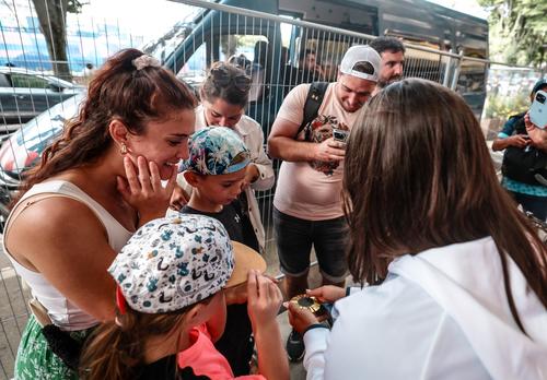 La medalla de Ruano es observada por diversas personas en Paris. (Foto: COG/Soy502)