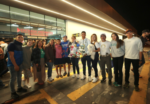 Familia y amigos se reúnen a recibir a los atletas guatemaltecos (Foto: COG)