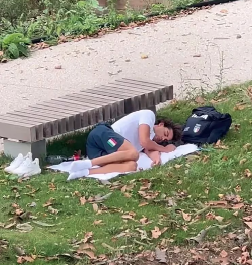 Nadador Olímpico Thomas Ceccon aparece durmiendo en un parque, París 20224 (Foto: captura de pantalla)