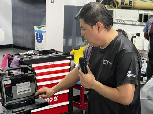 Porsche, Porsche Guatemala, técnico certificado, tour, técnico por un día, Guatemala, Soy502