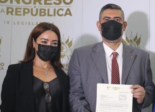 El jefe de la bancada Viva aseguró que no se acatará la orden de expulsar a Evelyn Morataya y Gustavo Cruz. (Foto: Congreso)