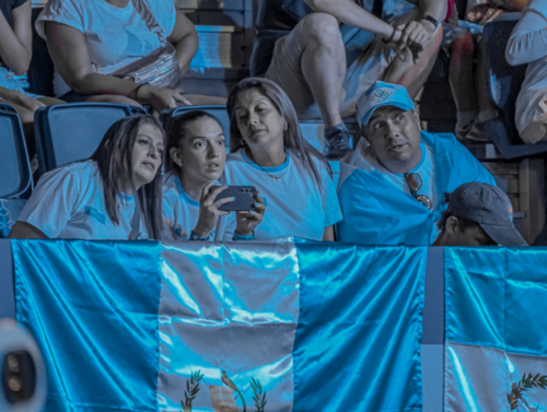 La familia de Andrés Fernández se hace presente en el North Paris Arena (Foto: COG)