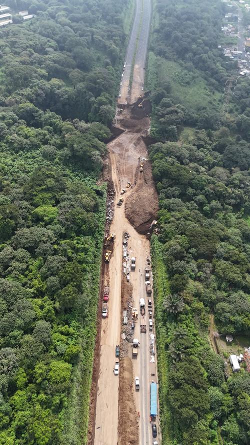 Vista aérea de los trabajos en la autopista a las 10 horas de este día. (Foto: Wider López/Soy502)