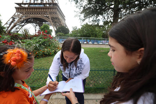 Adriana Ruano firmó autógrafos cerca de la Torre Eiffel. (Foto: COG)