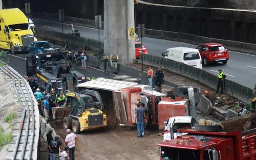 El vehículo quedó tendido sobre la cinta asfáltica. (Foto: El Sol)