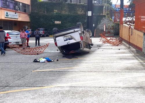 El área en la que cayó el carro se encontraba libre, por lo que los daños no fueron mayores. 