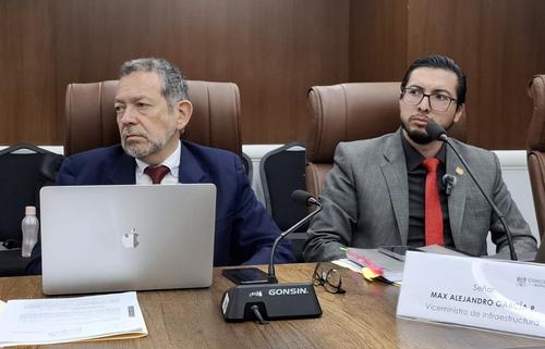 El ministro Félix Alvarado y el viceministro Max García acudieron a una citación en el Congreso, por la situación de la autopista Palín-Escuintla. (Foto: Bancada VOS)