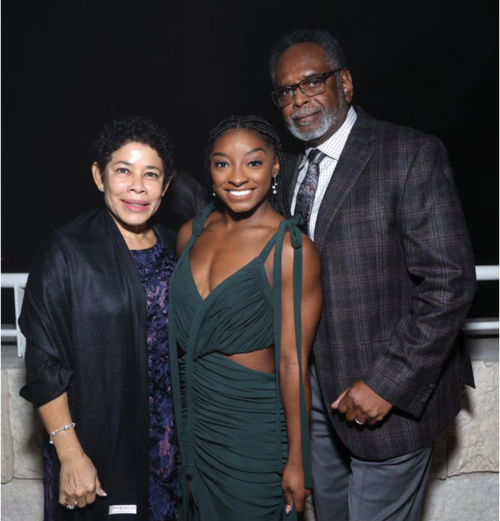 Simone Biles se siente agradecida y dedica sus triunfos a sus abuelos, quienes la han cuidado desde su infancia. 