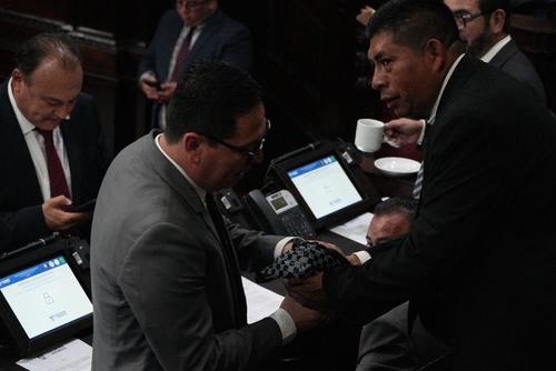 Los ujieres circularon entre las curules para llevar el presente a los congresistas. (Foto: Wilder López/Soy502)