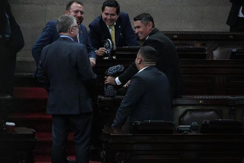 Así fueron captados Tres Kiebres y otros diputados, tras recibir el detalle de Luis Aguirre. (Foto: Wilder López/Soy502)