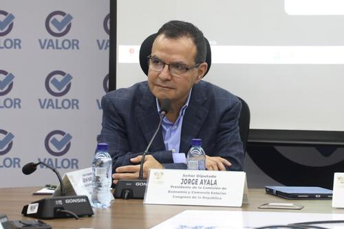 El diputado Jorge Ayala informó sobre el dictamen favorable para la propuesta de eliminar el impuesto a las herencias. (Foto: Congreso)