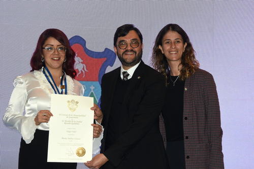 María Andrea Llamas recibe el diploma y la medalla del reconocimiento por su labor comunicativa. (Foto: Soy502)