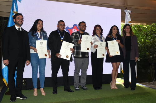 Los cinco comunicadores galardonados agradecieron el apoyo del gremio por este reconocimiento. (Foto: Soy502)