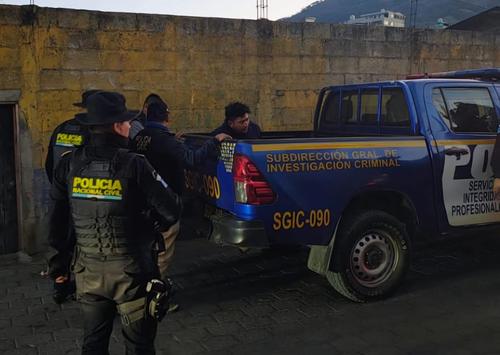 Agentes de la PNC trasladaron al hombre hacia un juzgado. (Foto: PNC)