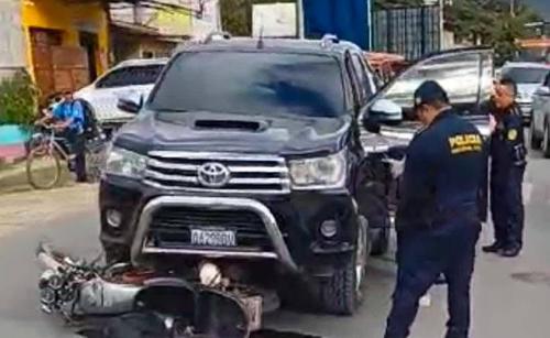 Elementos de la PNC registraron lo ocurrido, cuando Fernando Calate atropelló al motorista. (Foto: RR. SS.)