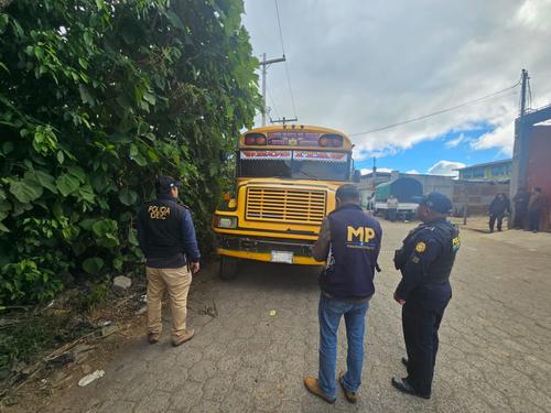 Personal del MP analizará el vehículo que habría atropellado a la señora. (Foto: MP)