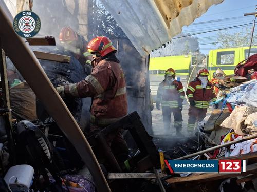 Bomberos Municipales logran sofocar el incendio de este míercoles 18 de diciembre en zona 13. (Foto: CBM)