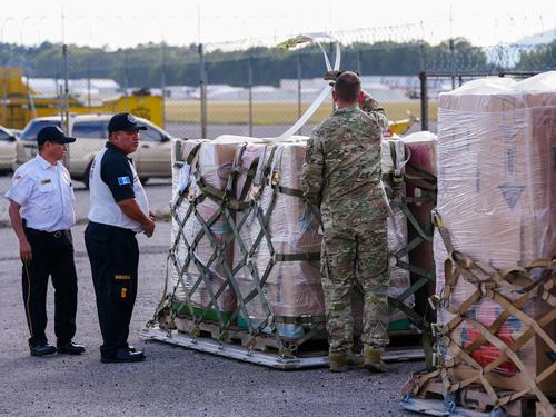 El cargamento fue recibido por elementos de los socorristas y Conred. (Foto: Embajada de EE.UU. en Guatemala/Soy502)